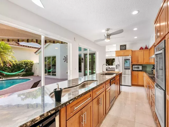 Продажа дома по адресу 1081 BEL AIRE Drive E - фото 9376439