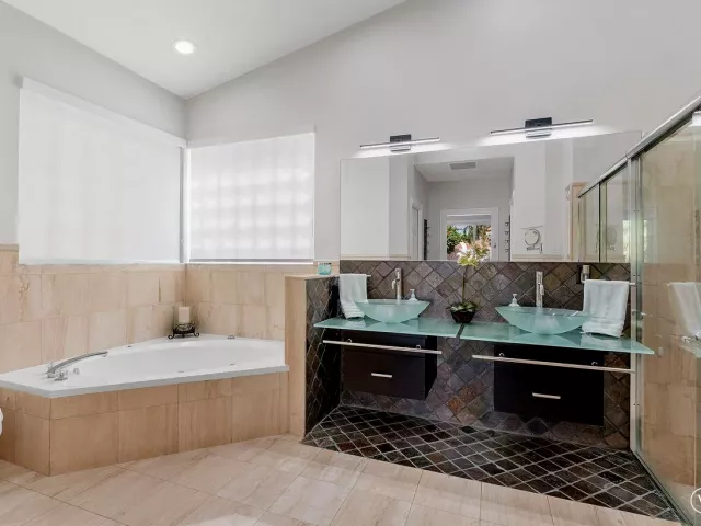 Продажа дома по адресу 1081 BEL AIRE Drive E - фото 9376442