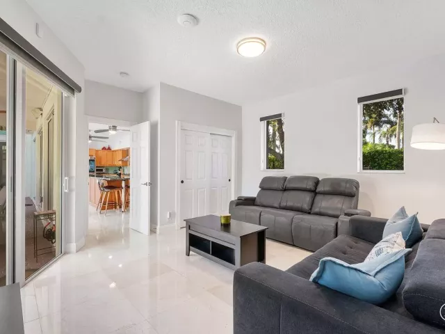 Продажа дома по адресу 1081 BEL AIRE Drive E - фото 9376448