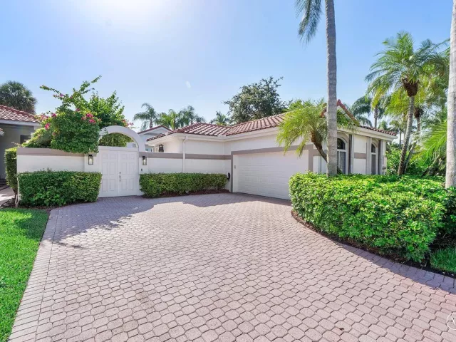 Продажа дома по адресу 1081 BEL AIRE Drive E - фото 9376431