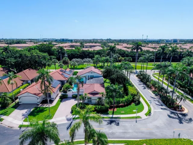 Продажа дома по адресу 1081 BEL AIRE Drive E - фото 9376432