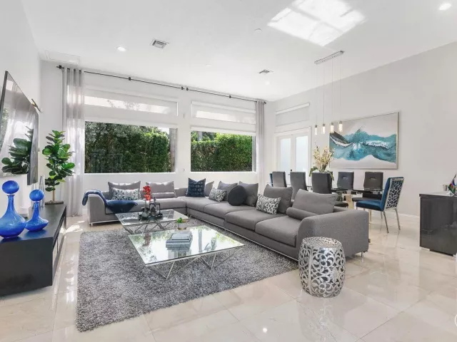 Продажа дома по адресу 1081 BEL AIRE Drive E - фото 9376434