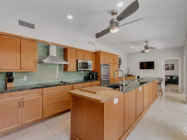 Продажа дома по адресу 1081 BEL AIRE Drive E - фото 9376437