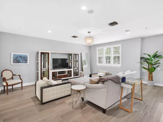 Продажа дома по адресу 365 W Mallory Circle - фото 9360200