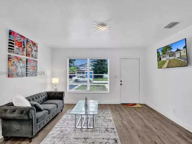 Продажа дома по адресу 510 N 24th Ave - фото 9378133