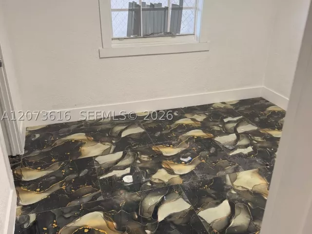 Продажа дома по адресу 2500 NW 91st St - фото 9336545