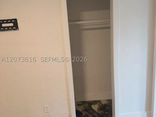 Продажа дома по адресу 2500 NW 91st St - фото 9336549