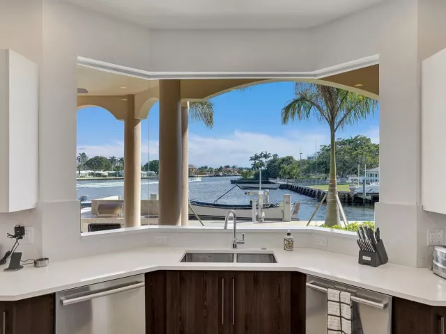 Продажа дома по адресу 2584 SE 12th Street - фото 9357380