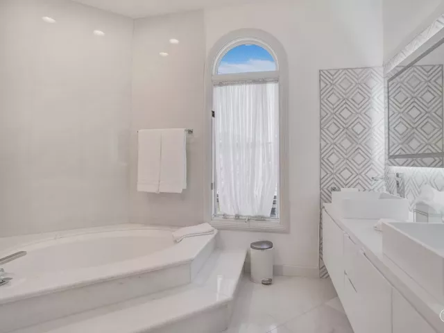 Продажа дома по адресу 2584 SE 12th Street - фото 9357414