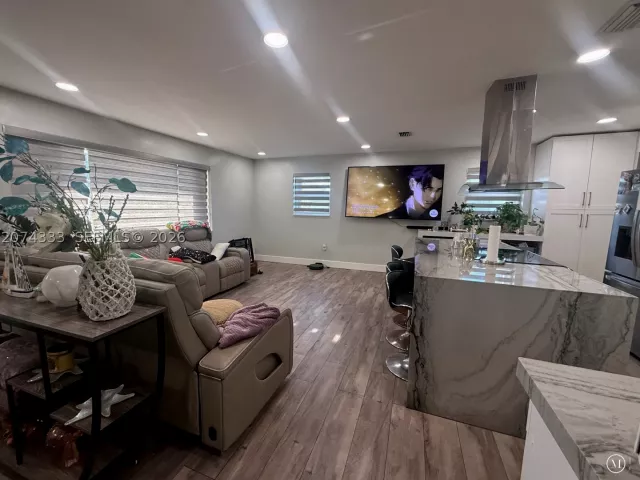 Продажа дома по адресу 1201 N 70th Way - фото 9362869