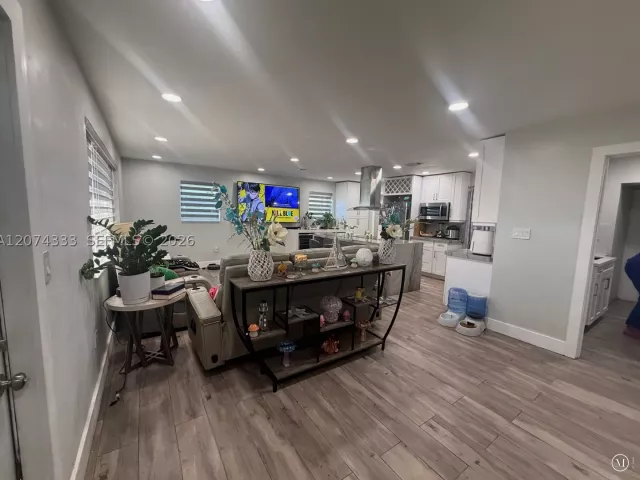 Продажа дома по адресу 1201 N 70th Way - фото 9362871