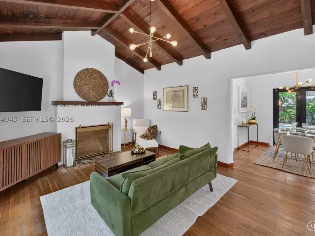 Продажа дома по адресу 801 NE 70th St - фото 9373471