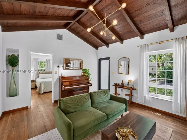Продажа дома по адресу 801 NE 70th St - фото 9373472