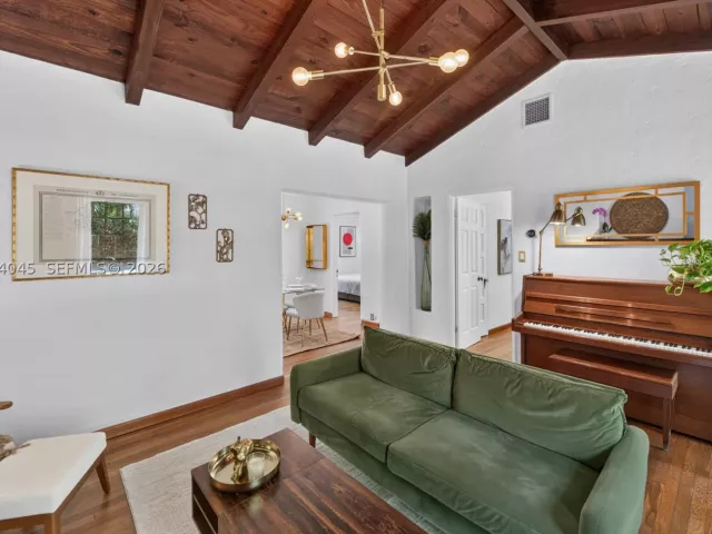 Продажа дома по адресу 801 NE 70th St - фото 9373473