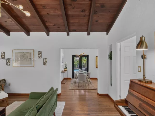Продажа дома по адресу 801 NE 70th St - фото 9373480