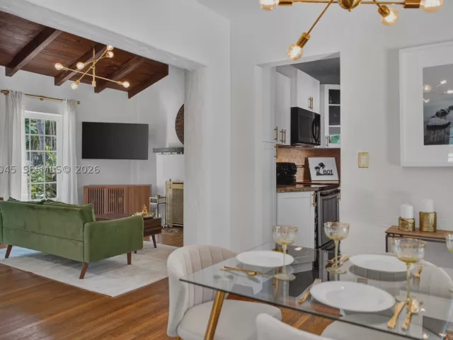 Продажа дома по адресу 801 NE 70th St - фото 9373481
