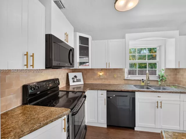 Продажа дома по адресу 801 NE 70th St - фото 9373483