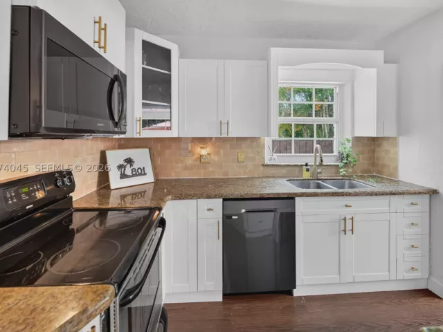 Продажа дома по адресу 801 NE 70th St - фото 9373485