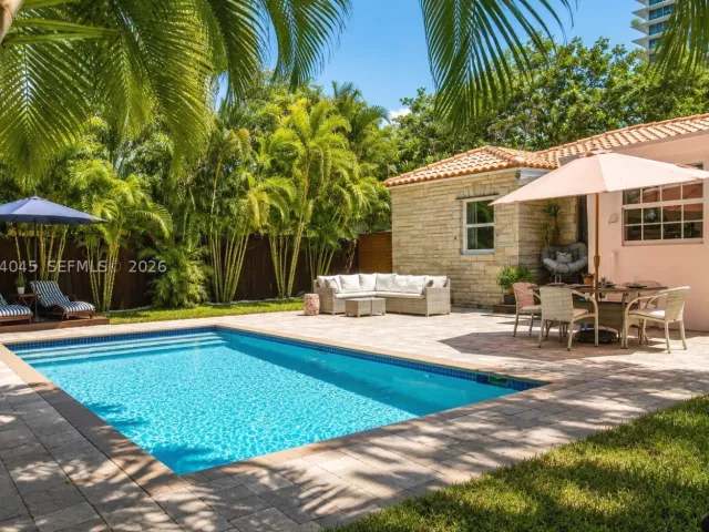 Продажа дома по адресу 801 NE 70th St - фото 9373489