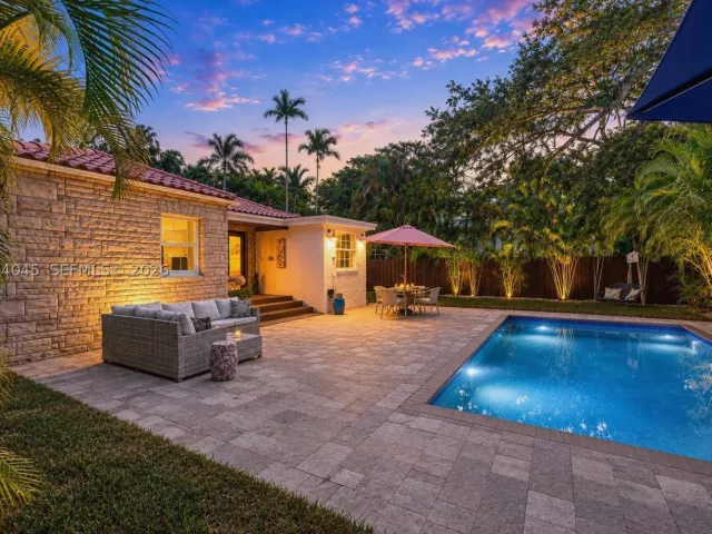 Продажа дома по адресу 801 NE 70th St - фото 9373495