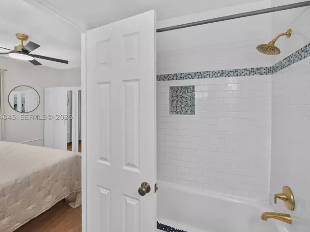 Продажа дома по адресу 801 NE 70th St - фото 9373500