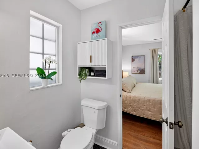 Продажа дома по адресу 801 NE 70th St - фото 9373502