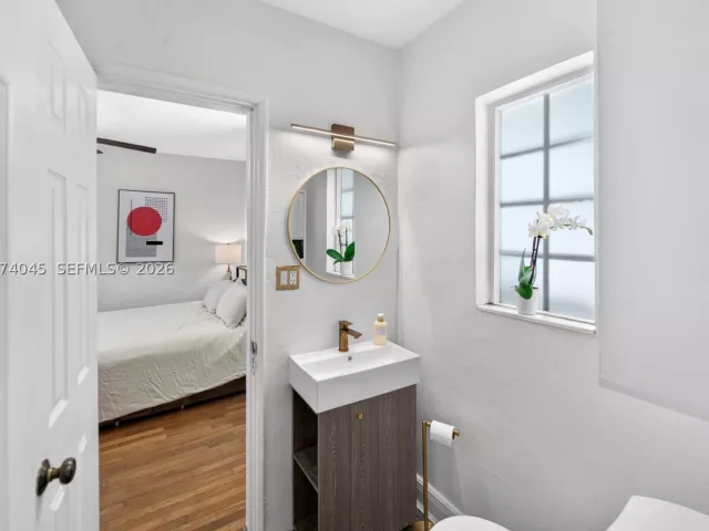 Продажа дома по адресу 801 NE 70th St - фото 9373503