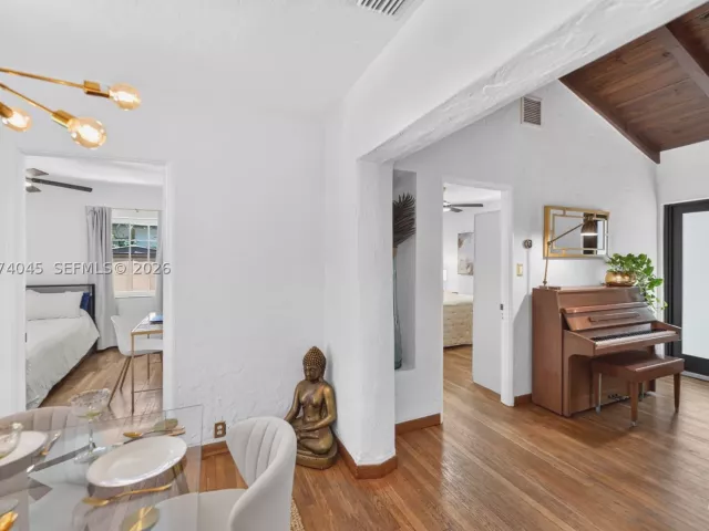 Продажа дома по адресу 801 NE 70th St - фото 9373505