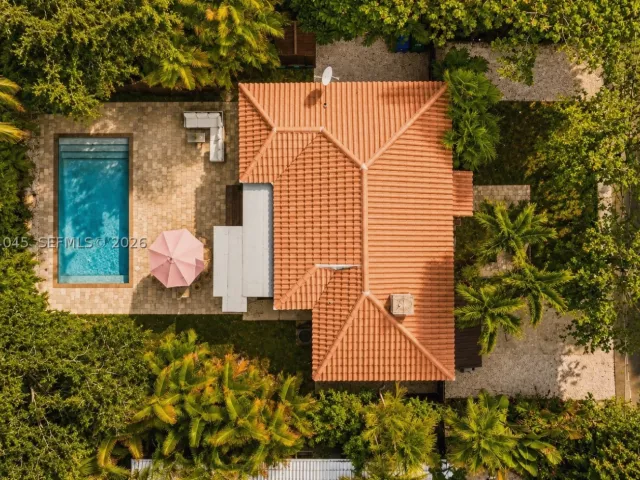 Продажа дома по адресу 801 NE 70th St - фото 9373511