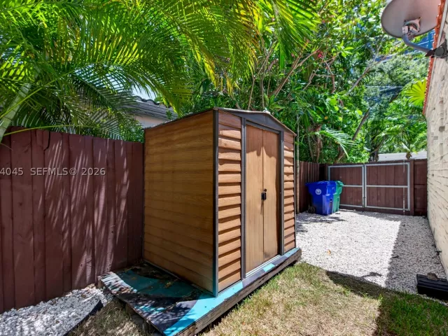 Продажа дома по адресу 801 NE 70th St - фото 9373512