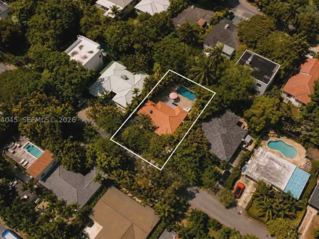 Продажа дома по адресу 801 NE 70th St - фото 9373521