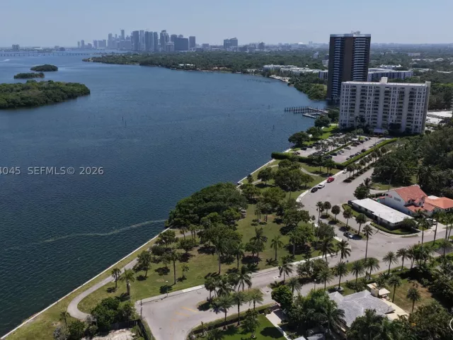 Продажа дома по адресу 801 NE 70th St - фото 9373525