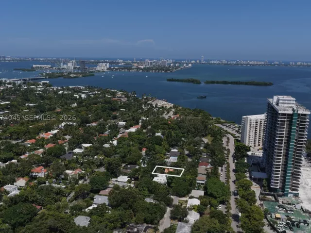 Продажа дома по адресу 801 NE 70th St - фото 9373526