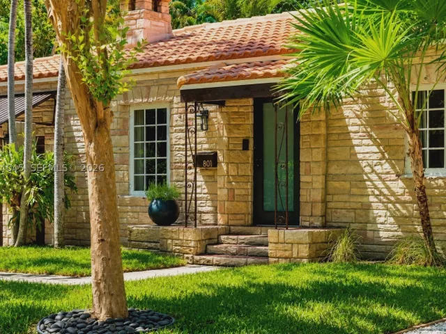 Продажа дома по адресу 801 NE 70th St - фото 9373468