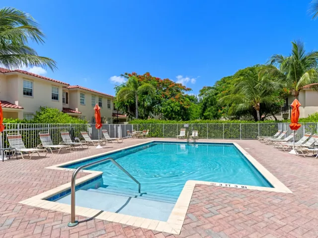 Продажа дома по адресу 1020 E LONGPORT Circle 6B - фото 9371928