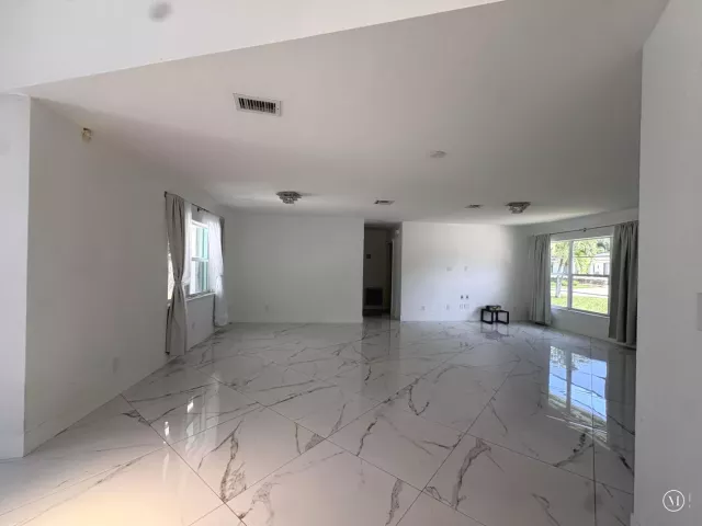 Продажа дома по адресу 641 NW 28TH Street - фото 9362067