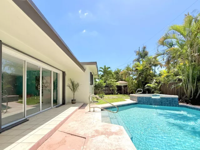 Продажа дома по адресу 1532 NE 27TH Drive - фото 9369433
