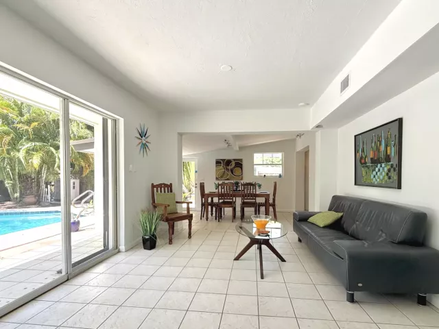 Продажа дома по адресу 1532 NE 27TH Drive - фото 9369446