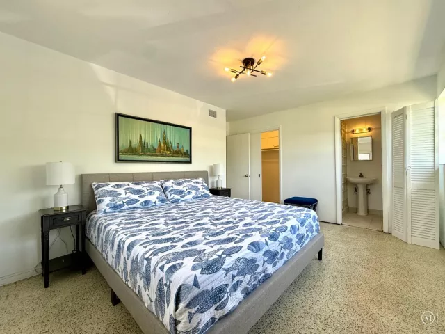 Продажа дома по адресу 1532 NE 27TH Drive - фото 9369449