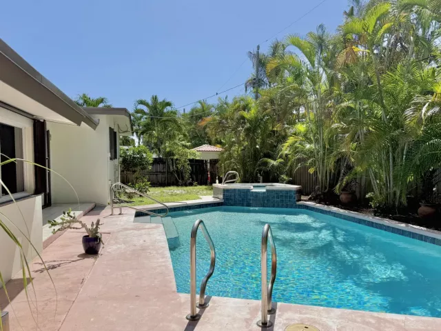 Продажа дома по адресу 1532 NE 27TH Drive - фото 9369459