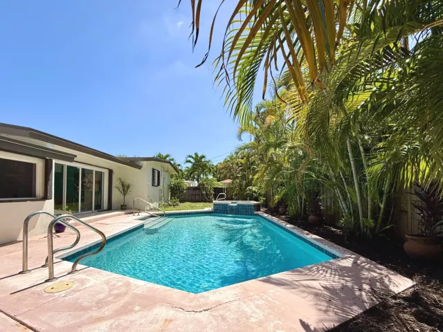 Продажа дома по адресу 1532 NE 27TH Drive - фото 9369432