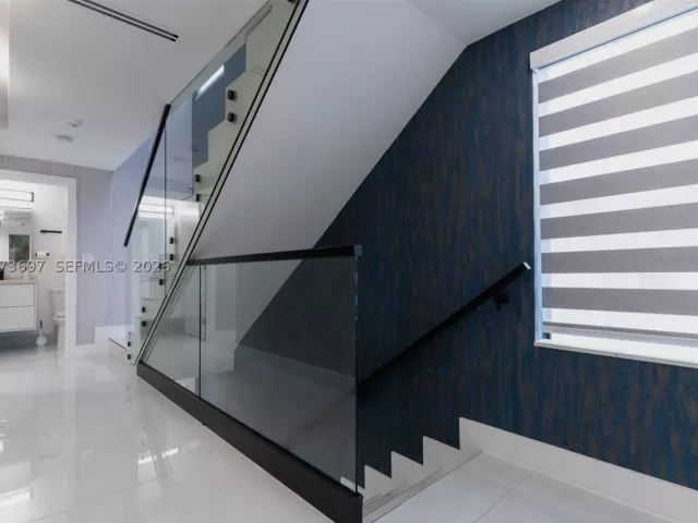 Продажа дома по адресу 5601 N Ocean Dr - фото 9339643