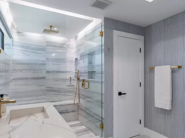 Продажа дома по адресу 5601 N Ocean Dr - фото 9339676