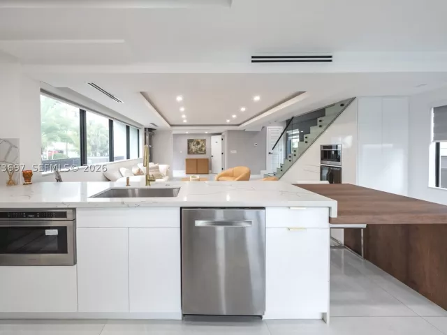 Продажа дома по адресу 5601 N Ocean Dr - фото 9339620
