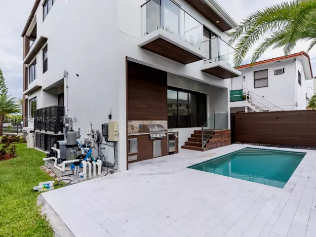 Продажа дома по адресу 5601 N Ocean Dr - фото 9339683