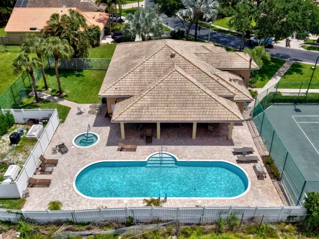 Продажа дома по адресу 13275 ROYALE SABAL Court - фото 9351004