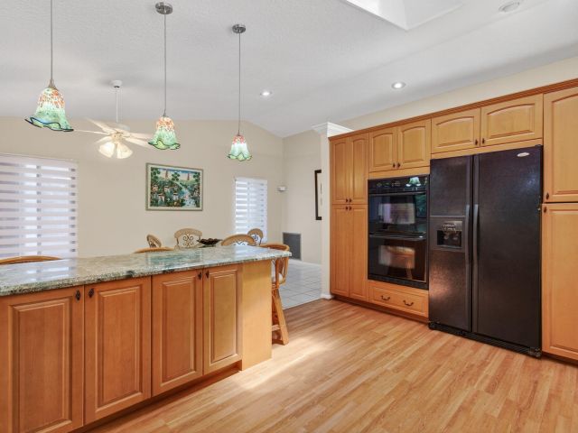 Дом в аренду по адресу 2925 RIVIERA Drive - фото 9354019