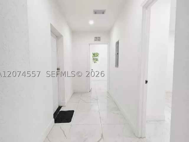 Продажа дома по адресу 980 NW 13th St - фото 9356479