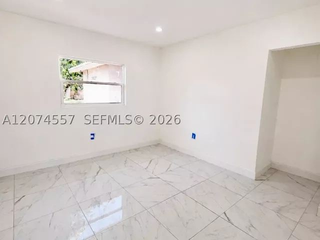 Продажа дома по адресу 980 NW 13th St - фото 9356488