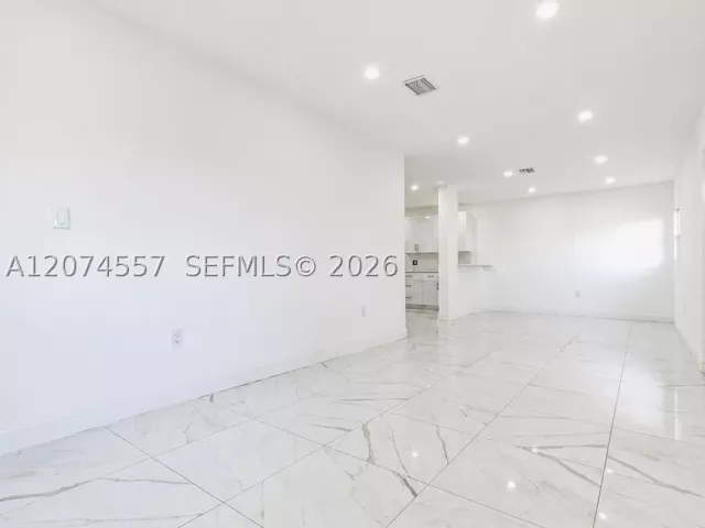 Продажа дома по адресу 980 NW 13th St - фото 9356474